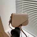 Bolso bandolera semicircular beige minimalista con logotipo grabado y correa de cuero sintético - Caqui