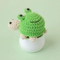 Handgefertigte gehäkelte Schildkröte-Frosch-Figur auf weißem Keramiksockel Geschenk - Frosch verwandelt Schildkröte Topfpflanze / Grün
