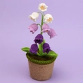 Handgefertigte Maiglöckchen Häkelpflanze mit lilafarbenen gestrickten Blumen im Topf - Farbverlauf Lila