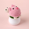 Handgefertigte Häkelpuppe Schweinchen im Keramiktopf, gestricktes Blumendekor rosa - Schwein verwandelt Schildkröte Topfpflanze / Rosa