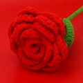 Rosa rossa fatta a mano all'uncinetto con stelo verde per regalo di San Valentino - Diametro della Testa del Fiore Circa 14cm / Rosso