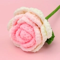 Primo piano di una rosa fatta a mano all'uncinetto in morbido filato di ciniglia - Diametro della Testa del Fiore Circa 14cm / Glitter sfumati