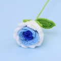 Rosa fatta a mano all'uncinetto con sfumatura blu e stelo verde su sfondo azzurro - Blu Sfumato