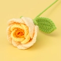 Rosa all'uncinetto fatta a mano con sfumatura arancione e gialla e foglia verde - Giallo Sfumato
