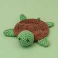 Vista superior detallada que muestra la textura cuidada de un posavasos tejido de tortuga - Posavasos de Tortuga - Verde Hierba