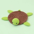 Vista superior de un posavasos de tortuga hecho a mano con caparazón marrón claro - Posavasos de Tortuga - Verde Brote