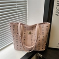Sac fourre-tout rose avec imprimé ours et longues anses sur un rebord de fenêtre - Rose