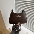 Sac sous le bras tressé marron foncé avec étoile argentée et bandoulière en corde - Brun Foncé
