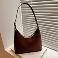 Sac sous le bras marron foncé en cuir mat lisse avec bandoulière réglable et zip argent - Marron