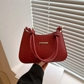 Rote gewebte Schultertasche aus Leder mit Goldbesatz und geknotetem Handgriff - Rot