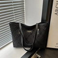 Sac cabas noir texturé au design minimaliste avec anses en cuir et détails rivetés - Noir