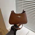 Sac sous l'aisselle tissé marron café avec étoile argentée et anse tressée chic - Beige