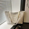 Sac cabas beige matelassé chic avec surface texturée pour le trajet quotidien - Blanc