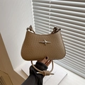 Borsa sottobraccio intrecciata kaki minimalista con ornamento a stella in argento - Cachi