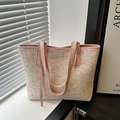 Beigefarbene und rosa geflochtene Tragetasche mit PU-Griffen im sonnigen Interieur - Rosa