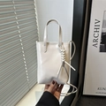 Bolso mini tipo cubo blanco crema con asa larga y correa de hombro fina con nudo - Blanco