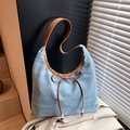 Borsa a spalla in denim azzurro a pois con finiture in pelle marrone e fiocco - Blu Chiaro & Marrone