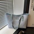 Sac cabas matelassé bleu clair avec broderies de nœuds blancs et poignées haut - Bleu