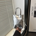 Minibolso tote chic plateado metalizado con asas dobles y detalle de nudo para el 2025 - Plateado