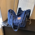 Dunkelblaue Denim-Tragetasche mit THE MONSTERS Aufdruck, Kontrastnähten und Used-Details - Dunkelblau