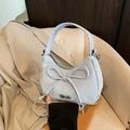 Sac bandoulière bleu clair en tissu texturé avec un grand nœud décoratif - Bleu