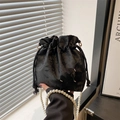 Sac seau en satin noir avec bandoulière en perles et broderie papillon élégante - Noir