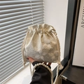 Sac seau en dentelle beige avec papillons 3D et bandoulière en perles chics - Blanc