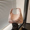 Roze kanten handtas met 3D vlinders en kralenkwastjes in elegant zacht lichteffect - Roze
