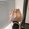 Sac seau en dentelle rose avec papillons 3D et bandoulière en perles blanches - Rose