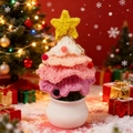 Detail eines handgehäkelten Weihnachtsbaums in Rosa und Lila mit goldener Schleife - Verlauf Rosa