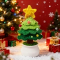 Detailaufnahme des handgehäkelten Weihnachtsbaums mit bunten Pompons und Keramiktopf - Verlauf Grün