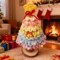 Détail d'un sapin de Noël au crochet fait main avec couches colorées et socle en bois - Bleu Rose Dégradé