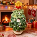 Sapin de Noël crocheté main avec pompons colorés et étoiles sur un socle en bois - Dégradé Vert Foncé