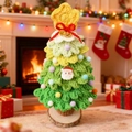 Détail d'un sapin de Noël crocheté à la main avec pompons colorés et socle en bois - Dégradé Vert Clair
