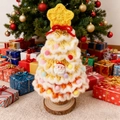 Detalle de un árbol de Navidad tejido a mano con pompones coloridos y base de madera - Árbol de Navidad de 7 Capas de Borde Blanco Nieve 5 - Amarillo Degradado