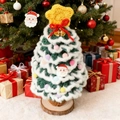 Detalle de árbol de Navidad tejido a mano verde con bordes blancos y base de madera - Árbol de Navidad de 7 Capas de Borde Blanco Nieve 5 - Verde