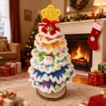 Detalle de un árbol de Navidad de ganchillo multicolor con campanas en base madera - Árbol de Navidad de 7 Capas de Borde Blanco Nieve 5 - Arcoíris