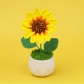 Girasol de ganchillo hecho a mano en maceta blanca geométrica sobre fondo amarillo - Girasol Premium (Maceta de Rombo)