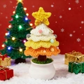 Handgehäkelter Weihnachtsbaum in Gelb und Orange auf weißem Keramiksockel - Gelber Farbverlauf