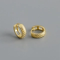 Makroansicht goldener S925 Sterlingsilber Creolen mit Gittermuster und Textur - Gold