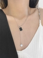 Dettaglio della collana in argento 925 con pendente quadrato in zircone nero e frangia - Stile Nappa a Piastra Quadrata in Zircone Nero (XL071)
