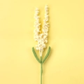 Handgefertigte creme-gelbe Häkel-Lavendelblume mit grünen Blättern als Geschenk - Gelb