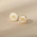 Dettaglio degli orecchini a perno camelia in argento S925 dorato con zirconi brillanti - Squisiti Orecchini a Bottone a Forma di Camelia