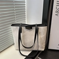 Minimalistische hellgraue Shopper-Tasche mit Marmormuster und schwarzen Kontrastgriffen - Weiß