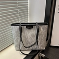Silberne Tragetasche in Knitteroptik mit schwarzen Griffen und FASHION-Etikett - Grau