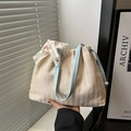 Beige Stroh-Tote-Tasche mit hellblauen Riemen und floraler Spitzenschleife - Blau