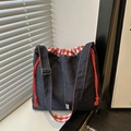 Borsa a tracolla in denim blu scuro con fodera a quadretti e chiusura a cordoncino - Blu