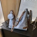 Blaue Denim Hobo-Tasche mit braunen Lederriemen und passender runder Mini-Geldbörse - Blau
