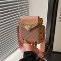 Piccola borsa a tracolla quadrata in tela rosa con fibbia a cuore e catena dorata - Rosa
