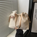 Minimalistische beige gewebte Strohtasche mit zarter Spitzenschleife und Lederriemen - Khaki